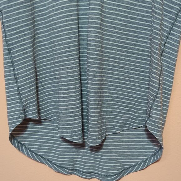 Lululemon classic v-neck stripe grey tshirt sz 4 (estimated) - Picture 3 of 6